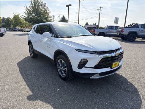 Certified 2025 Chevrolet Blazer LT FWD image 3