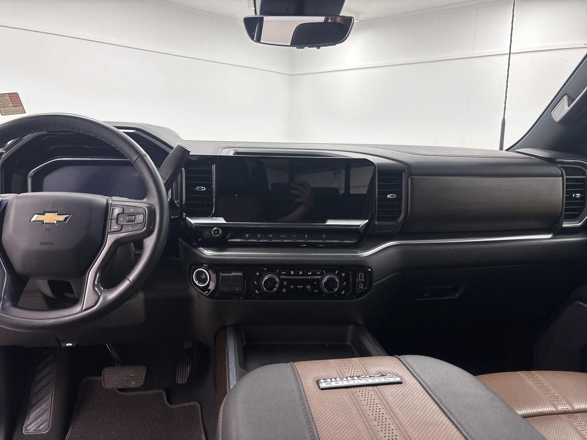 Used 2025 Chevrolet Silverado 2500 High Country w/ Technology Package AWD/4WD image 10