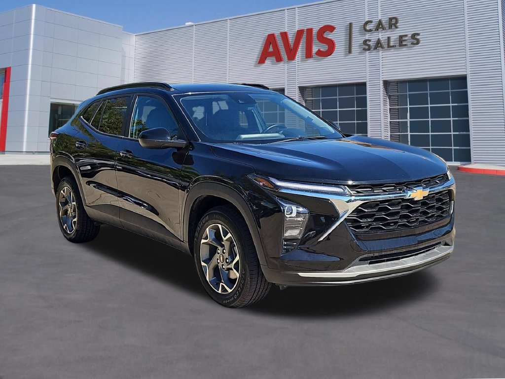 Used 2025 Chevrolet Trax LT w/ LT Convenience Package FWD image 3