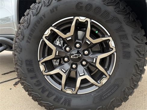 Used 2024 Chevrolet Colorado ZR2 w/ Technology Package image 11