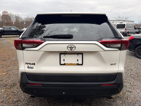 Used 2019 Toyota RAV4 XLE Premium image 8