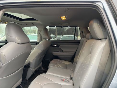 Used 2020 Toyota Highlander XLE image 5