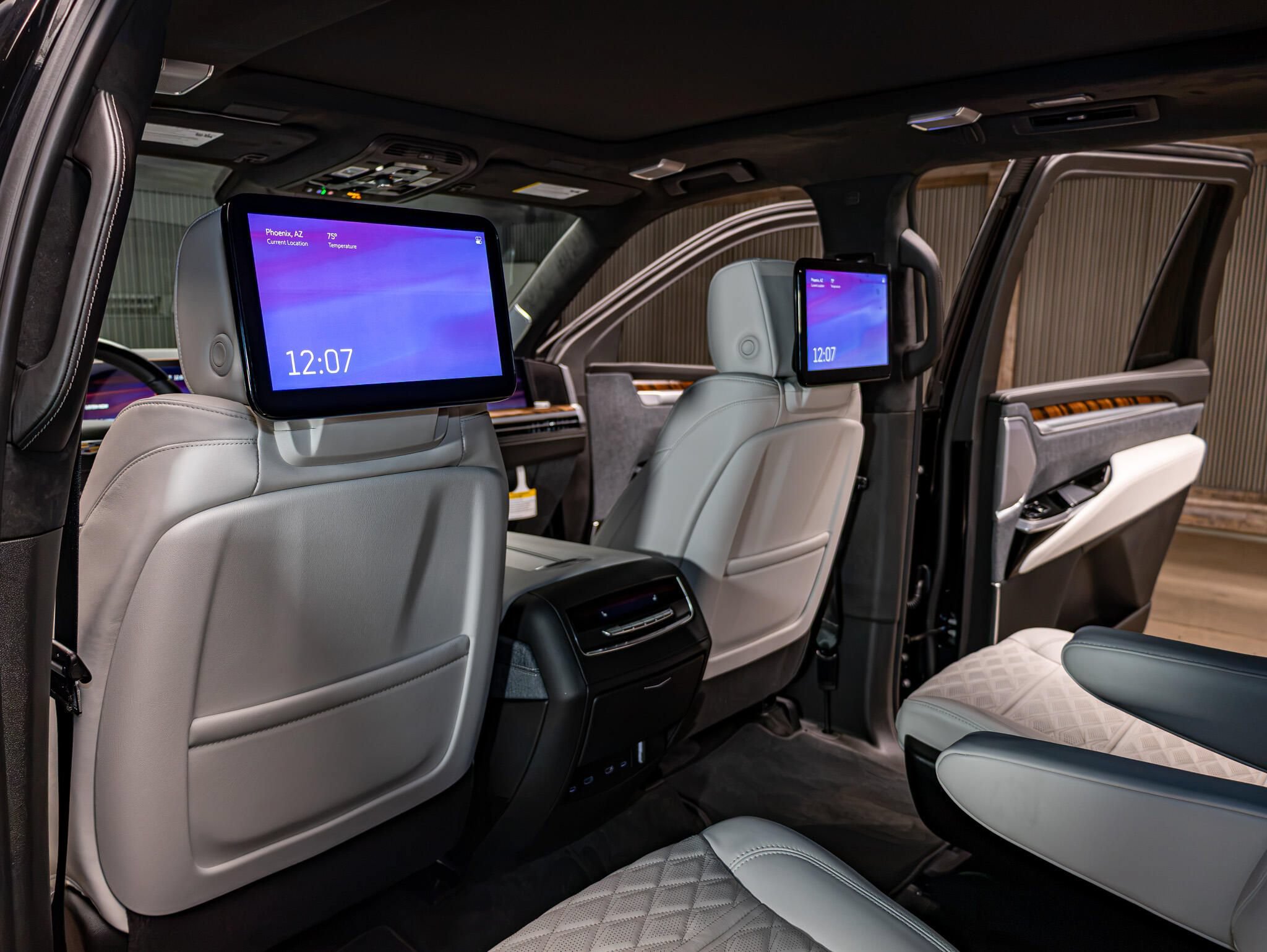 Used 2027 Cadillac Escalade Platinum Sport w/ LPO, Floor Liner Package AWD/4WD image 23