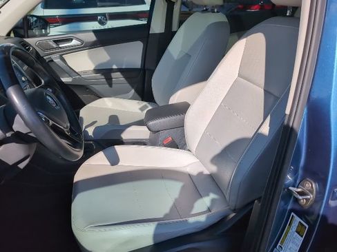 Used 2018 Volkswagen Tiguan SE w/ Panoramic Sunroof Package image 9