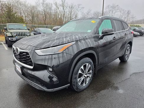 Used 2023 Toyota Highlander XLE image 3