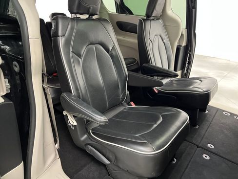 Used 2024 Chrysler Pacifica Limited FWD image 28