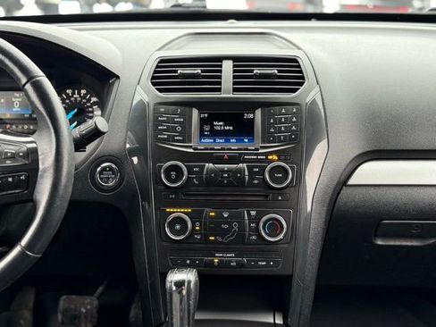 Used 2017 Ford Explorer XLT image 22