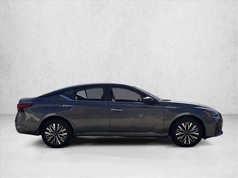 Used 2024 Nissan Altima 2.5 SV image 4