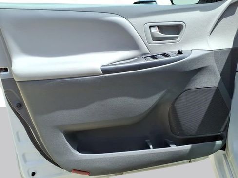 Used 2020 Toyota Sienna L FWD image 10