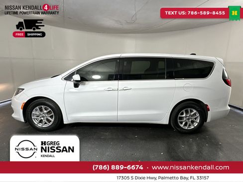 Used 2023 Chrysler Voyager LX image 7