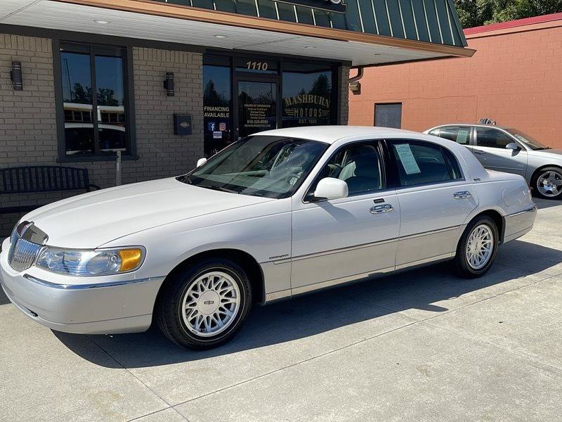 Used 1999 Lincoln Town Car Signature RWD image 3