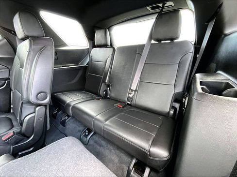 Used 2023 Chevrolet Traverse LT w/ LT Premium Package AWD/4WD image 17