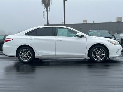 Used 2015 Toyota Camry SE image 3