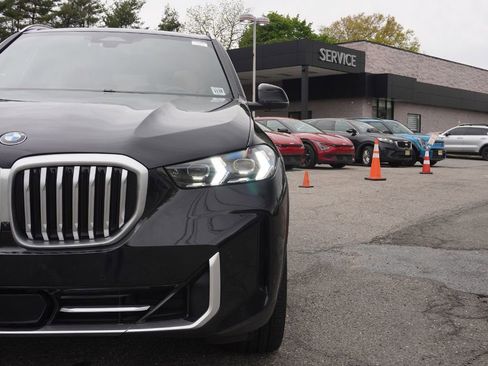 Used 2024 BMW X5 xDrive40i w/ Premium Package AWD/4WD image 16