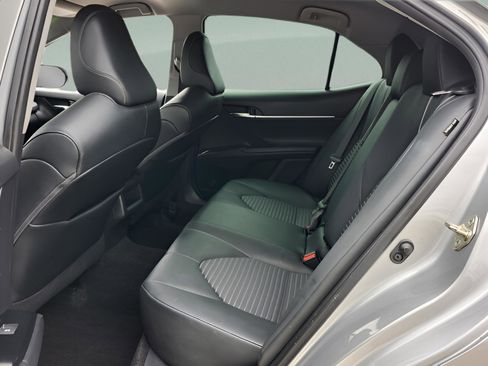 Used 2020 Toyota Camry SE image 11