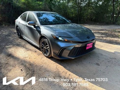 Used 2025 Toyota Camry SE FWD image 1