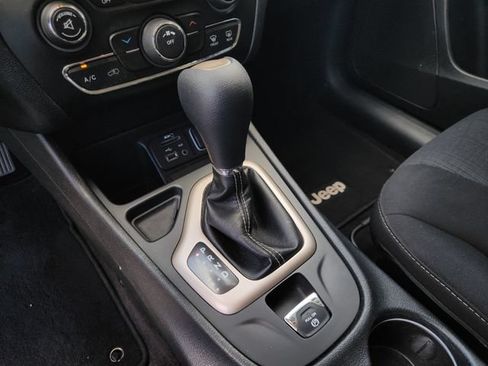 Used 2017 Jeep Cherokee Latitude FWD image 20