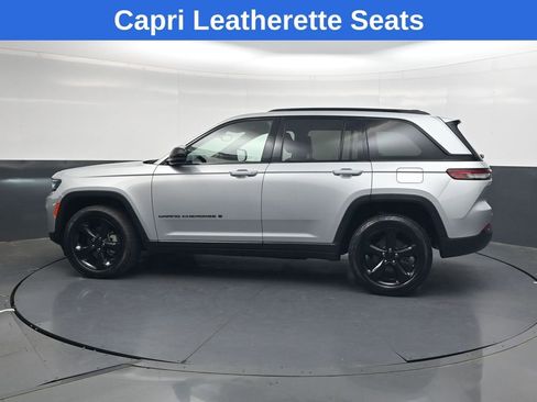 Used 2023 Jeep Grand Cherokee Limited w/ Black Appearance Package AWD/4WD image 8