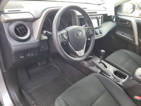 Used 2018 Toyota RAV4 LE image 18