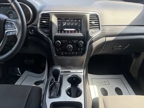 Used 2019 Jeep Grand Cherokee Laredo AWD/4WD image 11