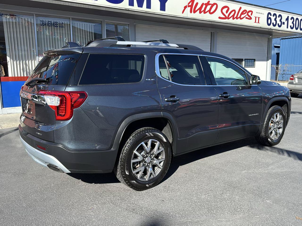 Used 2020 GMC Acadia SLE w/ Driver Convenience Package AWD/4WD image 3