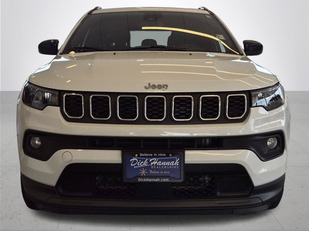 Used 2025 Jeep Compass Latitude AWD/4WD image 3