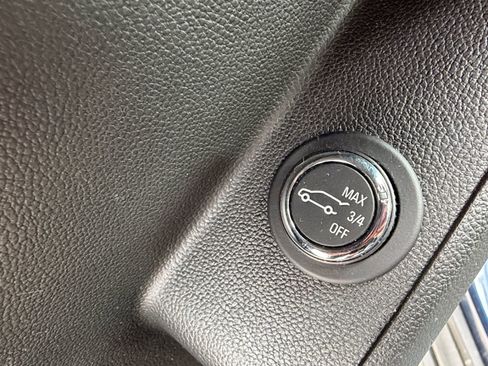 Used 2023 Chevrolet Traverse LT image 24