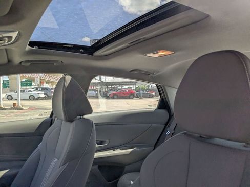 Used 2025 Hyundai Elantra SEL FWD image 16