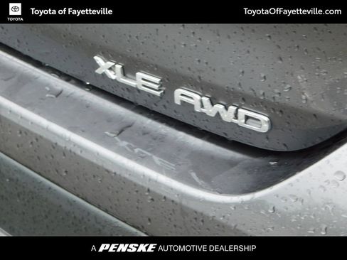 Used 2023 Toyota Highlander XLE AWD/4WD image 9
