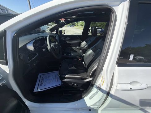 Used 2025 Chrysler Pacifica Limited FWD image 11