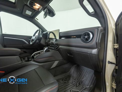 Used 2024 Chevrolet Colorado Z71 w/ Z71 Convenience Package 2 AWD/4WD image 38