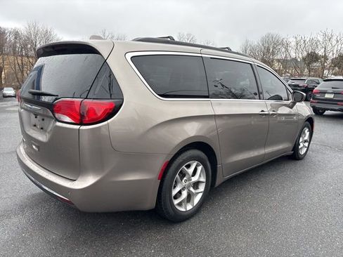 Used 2018 Chrysler Pacifica Touring Plus w/ Tire & Wheel Group FWD image 6