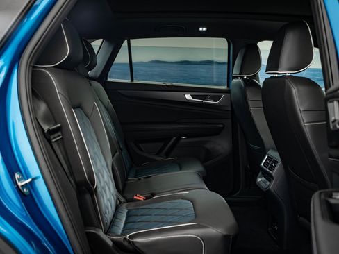 Used 2024 Volkswagen Atlas Cross Sport SEL Premium R-Line image 46