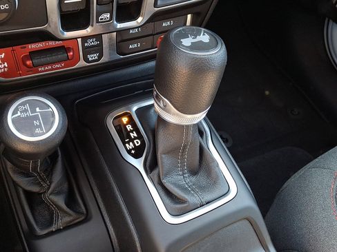 Used 2025 Jeep Wrangler Unlimited Rubicon image 14