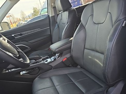Used 2024 Kia Telluride EX w/ EX Captain's Chair Package image 15