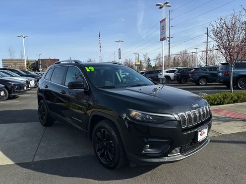 Used 2019 Jeep Cherokee Latitude w/ Popular Appearance Group FWD image 7