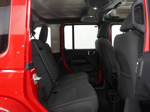 Used 2025 Jeep Wrangler Sahara image 12