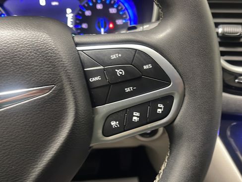 Used 2024 Chrysler Pacifica Touring-L FWD image 7