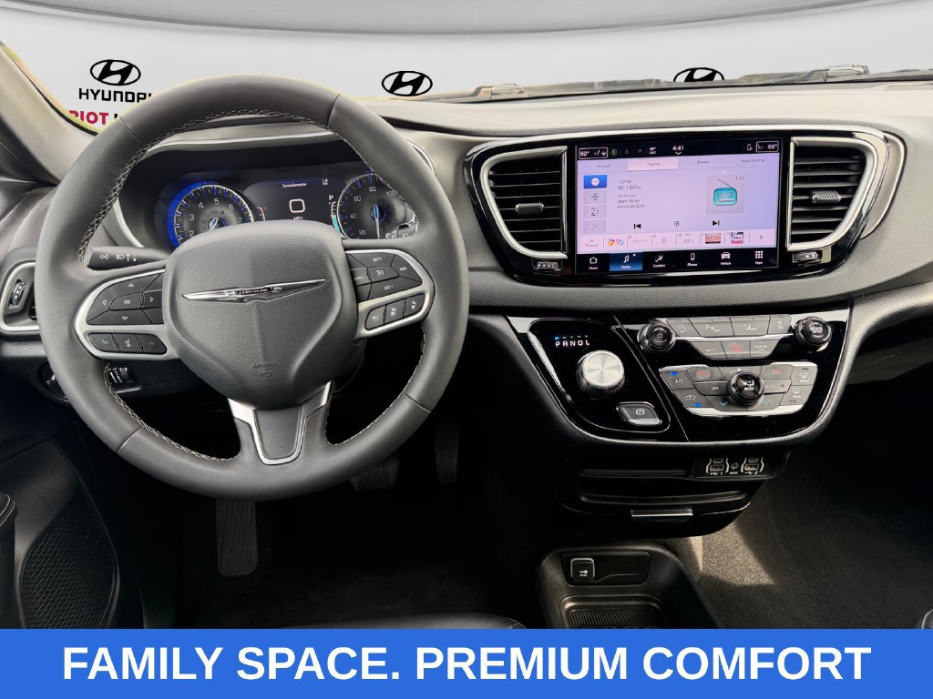 Used 2025 Chrysler Pacifica Select FWD image 10