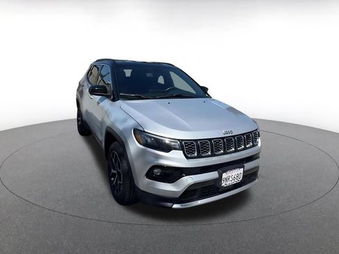 Used 2025 Jeep Compass Limited AWD/4WD image 3
