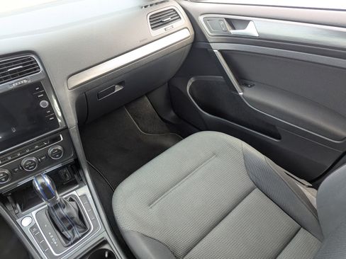 Used 2017 Volkswagen e-Golf SE image 19