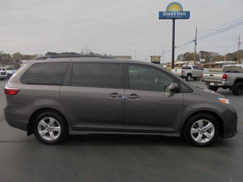 Used 2020 Toyota Sienna LE image 2