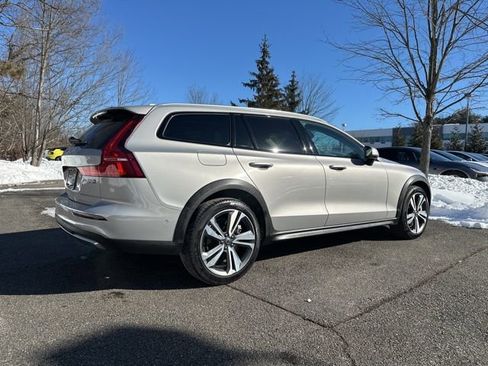 Certified 2025 Volvo V60 B5 Cross Country Plus image 9