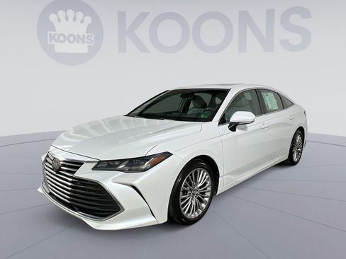 Used 2019 Toyota Avalon Limited image 1