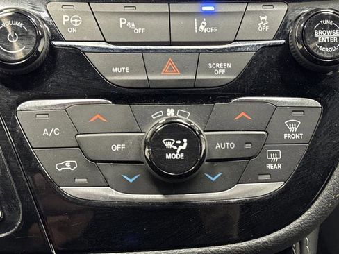 Used 2023 Chrysler Pacifica Limited w/ Uconnect Theater Family Group image 21