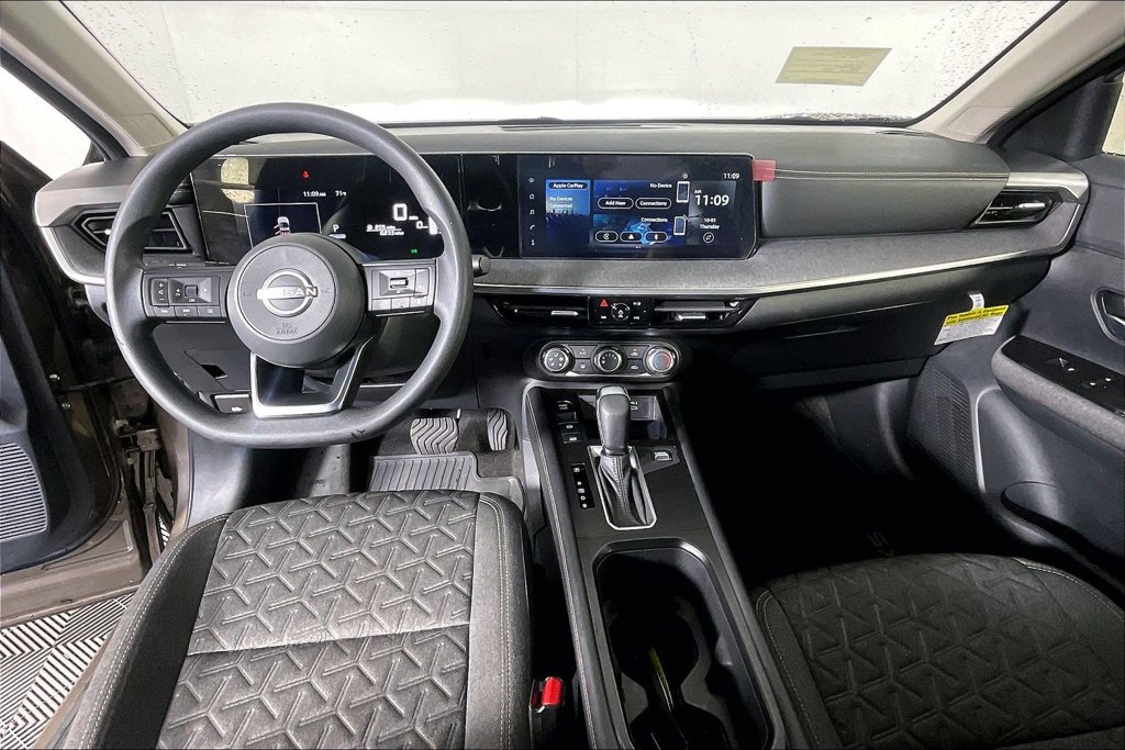 Used 2025 Nissan Kicks SV AWD/4WD image 17