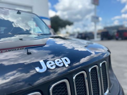 Used 2017 Jeep Renegade Latitude FWD image 11