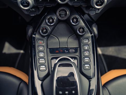 Used 2020 Aston Martin V8 Vantage Coupe RWD image 30