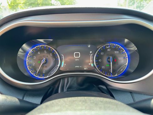 Used 2023 Chrysler Pacifica Touring-L FWD image 20