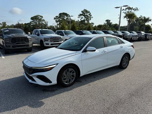 Used 2024 Hyundai Elantra SEL FWD image 7